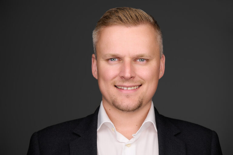 20250620-Chris&Julia-Headshots-©oliverwagner-0001-instagram